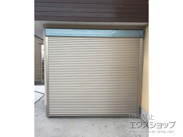 兵庫県神戸市のLIXIL リクシル（トステム）のガレージシャッター ガレージシャッタークワトロ 電動式 外部付タイプ 施工例