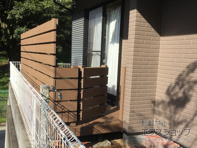 神奈川県横浜市ののウッドデッキ リウッドデッキ200＋リウッドデッキフェンス3型＜横スリット＞＋リウッドデッキ門扉3型＜横スリット＞ 施工例