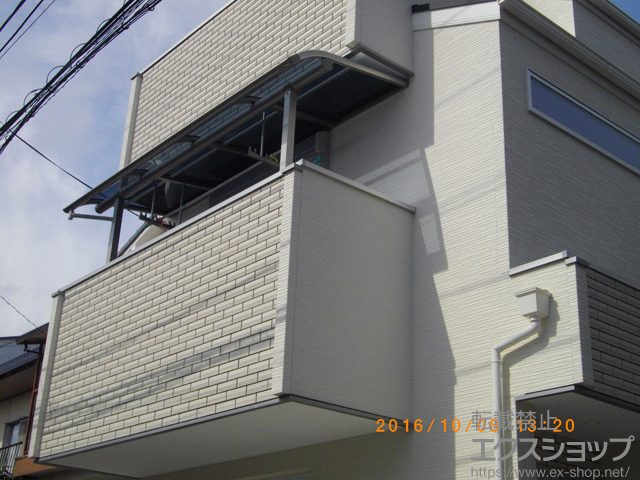 兵庫県尼崎市ののバルコニー・ベランダ屋根 プレシオステラス R型 屋根タイプ 単体 積雪〜20cm対応＋吊り下げ式物干し 標準 2本入り×1セット 施工例