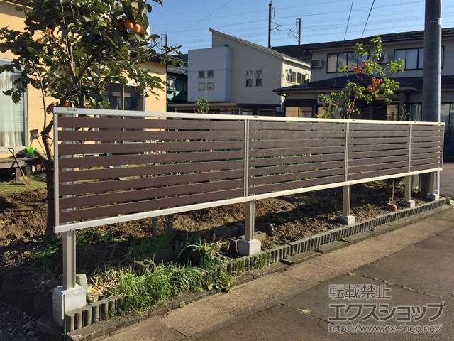 新潟県長岡市のYKKAPの ルシアスフェンスF04型 横半目隠し 2段支柱 自立建て用（パネル1段） 施工例