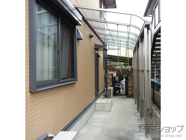 兵庫県神戸市ののテラス屋根 スピーネ R型 テラスタイプ 連棟 積雪〜20cm対応＋吊下げ物干しAセット ロング2本入り＋前面スクリーン2段＋前面スクリーンふさぎ材・ふさぎ材部品セット 施工例