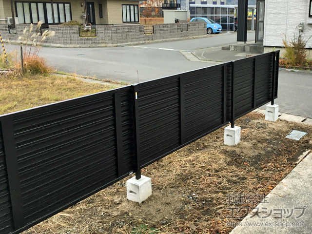 青森県黒石市ののフェンス・柵 ミエーネフェンス 目隠しルーバータイプ 自由柱施工 施工例