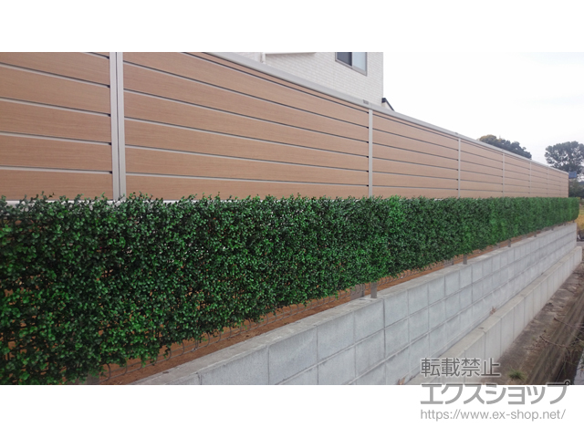 埼玉県羽生市ののフェンス・柵 ルシアスフェンスF02型 横目隠し 木調カラー 2段支柱 自立建て用（パネル1段） 施工例