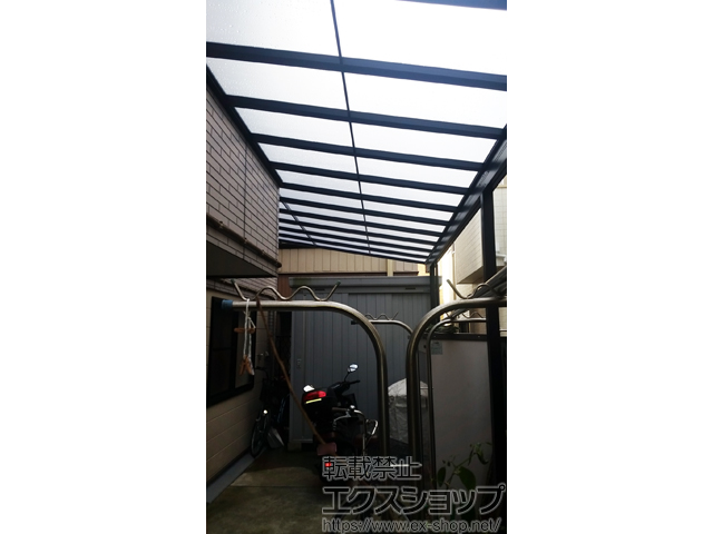 東京都足立区ののテラス屋根 スピーネ F型 テラスタイプ 躯体側出幅違い納まり 連棟 積雪〜20cm対応 施工例