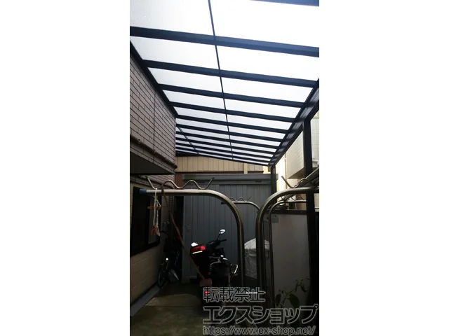 東京都足立区のLIXIL(リクシル)のテラス屋根 スピーネ F型 テラスタイプ 躯体側出幅違い納まり 連棟 積雪～20cm対応 施工例