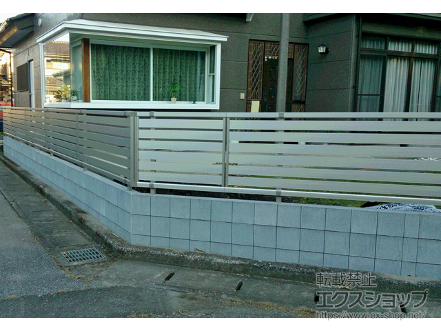 栃木県日光市ののフェンス・柵 エクスラインフェンス23型 横半目隠し 自由柱施工 施工例