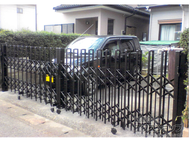 千葉県大網白里市ののカーゲート トリップゲート ペットガード型 ノンレール 両開き 46W（23S+23Ｍ） 施工例