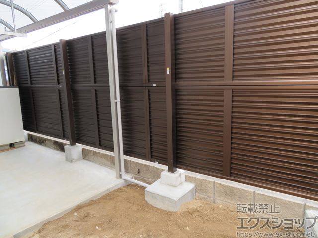 大分県速見郡日出町ののフェンス・柵 ミエーネフェンス 目隠しルーバータイプ 2段支柱 自立建て用 自由柱施工 施工例