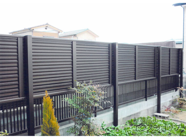 宮城県石巻市ののフェンス・柵 ミエーネフェンス 目隠しルーバータイプ 2段支柱 自立建て用（パネル1段） 施工例