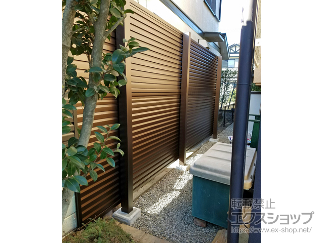 埼玉県久喜市ののフェンス・柵 ミエーネフェンス 目隠しルーバータイプ 2段支柱 自立建て用（パネル2段） 施工例
