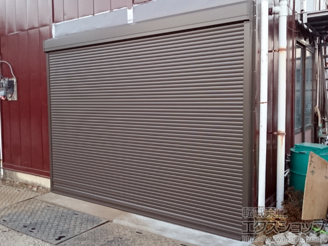 神奈川県相模原市のLIXIL リクシル（トステム）のガレージシャッター ガレージシャッタークワトロ 電動式 外部付タイプ 施工例