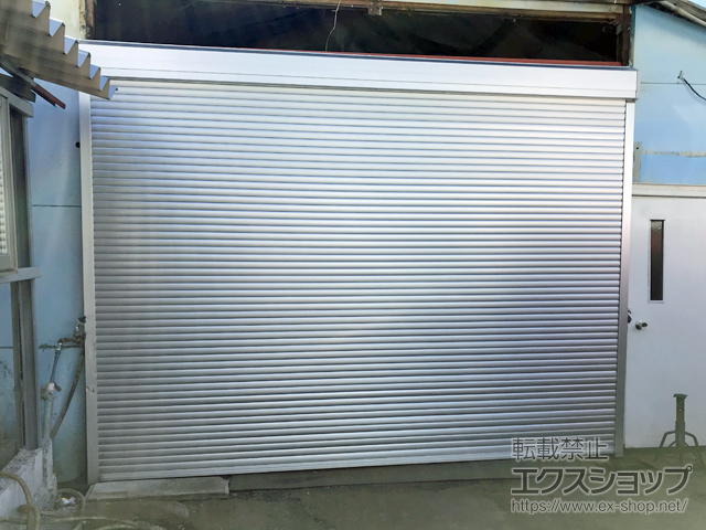 神奈川県平塚市のLIXIL リクシル（トステム）のガレージシャッター ガレージシャッタークワトロ 電動式 外部付タイプ 施工例