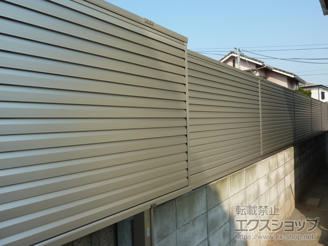 山梨県中央市ののフェンス・柵 ミエーネフェンス 目隠しルーバータイプ 自由柱施工 施工例