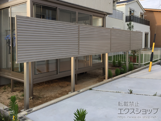 愛知県知多市ののフェンス・柵 ミエーネフェンス 目隠しルーバータイプ 2段支柱 自立建て用 施工例