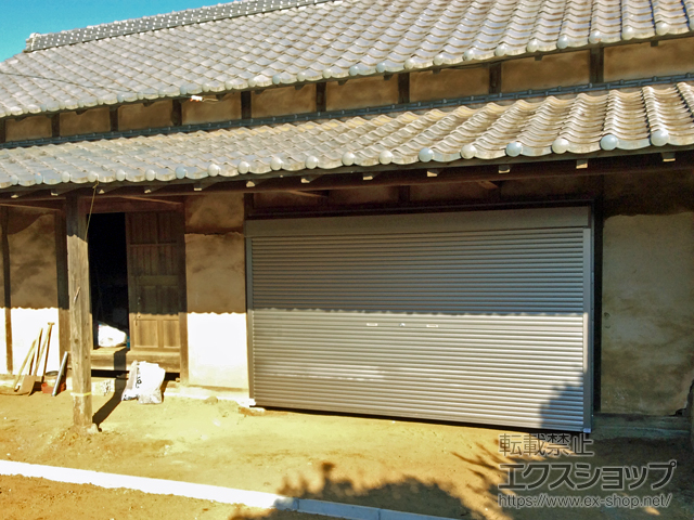 千葉県八街市のLIXIL リクシル（トステム）のガレージシャッター ガレージシャッタークワトロ 手動式 外部付タイプ 施工例