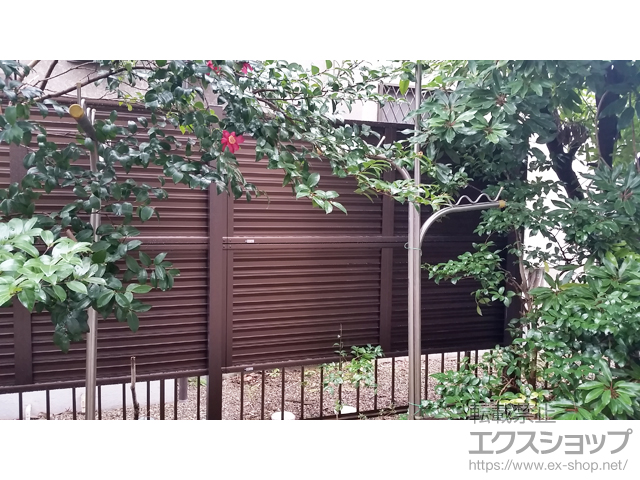 茨城県守谷市ののフェンス・柵 ミエーネフェンス 目隠しルーバータイプ 2段支柱 自立建て用（パネル2段） 施工例