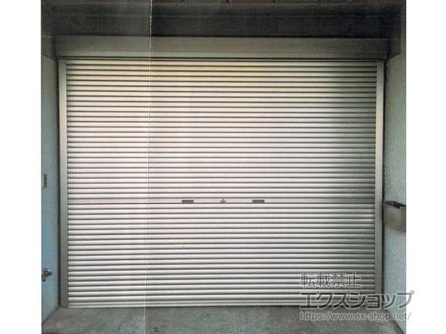 神奈川県横浜市のLIXIL リクシル（トステム）のガレージシャッター ガレージシャッタークワトロ 手動式 外部付タイプ 施工例