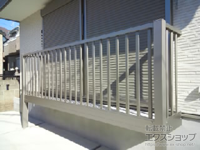 東京都昭島市のLIXIL リクシル（トステム）のバルコニー ビューステージHスタイル 縦太格子 単体 柱建て式 施工例