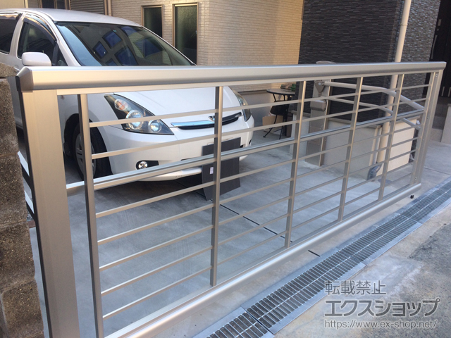 大阪府摂津市ののカーゲート ルシアスアップゲートワイド 1型 横格子 電動 施工例