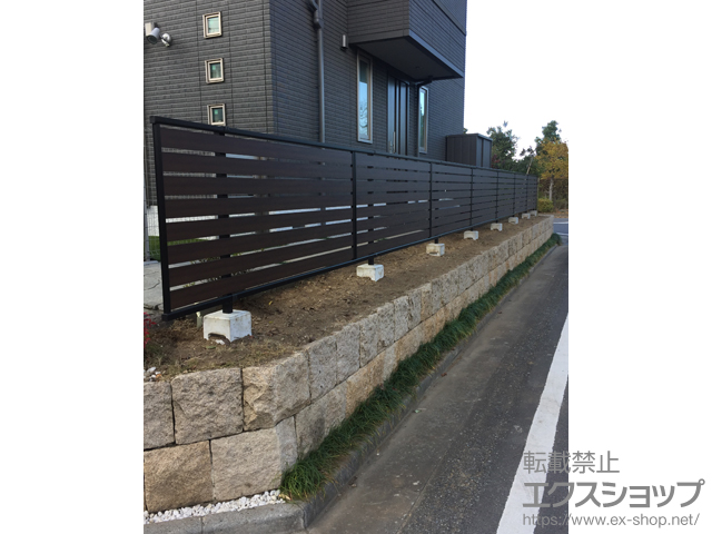 埼玉県坂戸市ののフェンス・柵 ルシアスフェンスF04型 横板 複合カラー 自由柱施工 施工例