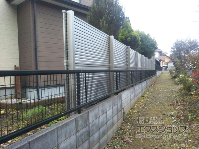 埼玉県日高市ののフェンス・柵 ミエーネフェンス 目隠しルーバータイプ 2段支柱 自立建て用（パネル2段） 施工例