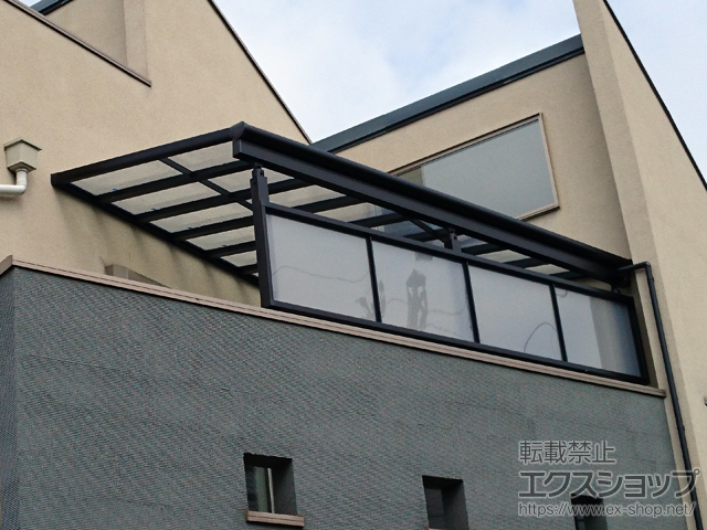 東京都町田市のLIXIL リクシル（トステム）のバルコニー・ベランダ屋根 パワーアルファ F型 屋根タイプ 単体 積雪〜30cm対応 *正面台形納まり 施工例