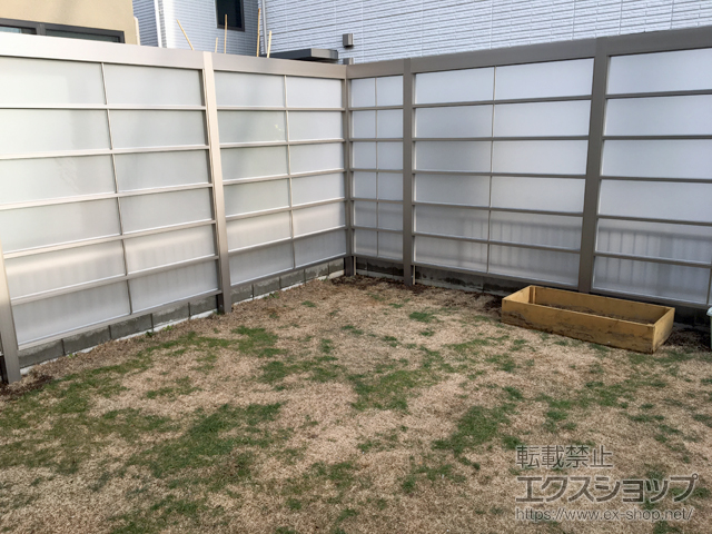 埼玉県八潮市ののフェンス・柵 Gスクリーン 横格子タイプ パネル6段 （枠6段）間仕切り柱 施工例