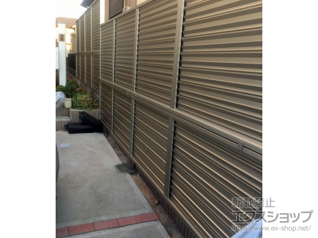 千葉県富津市ののフェンス・柵 ミエーネフェンス 目隠しルーバータイプ 2段支柱 自立建て用（パネル2段） 施工例
