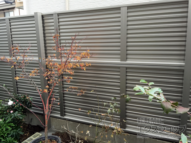 京都府城陽市ののフェンス・柵 ミエーネフェンス 目隠しルーバータイプ 2段支柱 自立建て用（パネル2段） 施工例