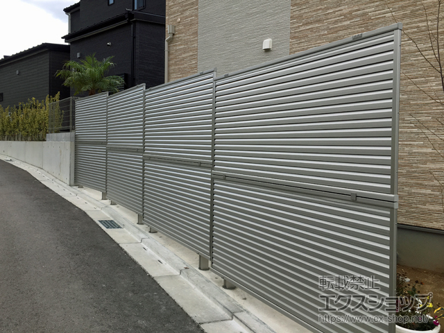 福岡県北九州市ののフェンス・柵 ミエーネフェンス 目隠しルーバータイプ 2段支柱 自立建て用（パネル2段） 施工例