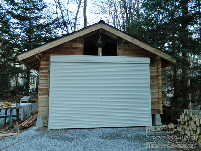 長野県諏訪郡原村のLIXIL リクシル（トステム）のガレージシャッター ガレージシャッタークワトロ 手動式 外部付タイプ 施工例
