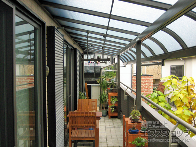 福岡県福岡市のLIXIL リクシル（トステム）のバルコニー・ベランダ屋根 パワーアルファ RB型 屋根タイプ 連棟用 積雪〜30cm対応 施工例