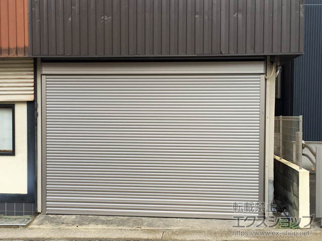 福岡県福岡市のLIXIL リクシル（トステム）のガレージシャッター ガレージシャッタークワトロ 電動式 外部付タイプ※外部停電時開閉機構 施工例