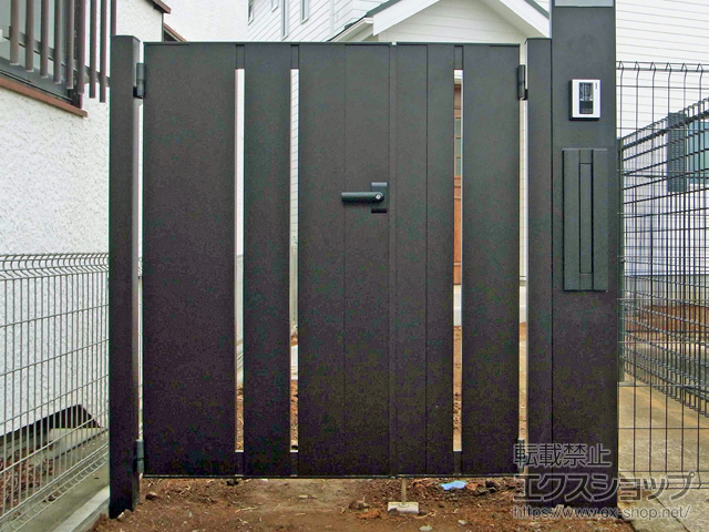 神奈川県横浜市のの門扉 ルシアス門扉BS01型 たてスリット 両開き親子 アルミカラー 門柱使用 施工例