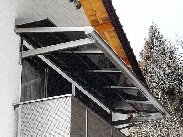 島根県仁多郡奥出雲町のLIXIL リクシル（トステム）のバルコニー・ベランダ屋根 パワーアルファ F型 ルーフタイプ 単体 積雪〜30cm対応 施工例