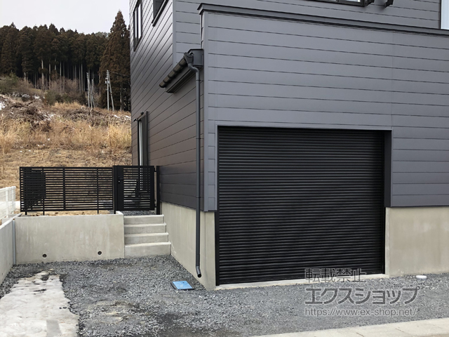岩手県下閉伊郡山田町のLIXIL リクシル（トステム）のガレージシャッター ガレージシャッタークワトロ 電動式 内部付タイプ 施工例