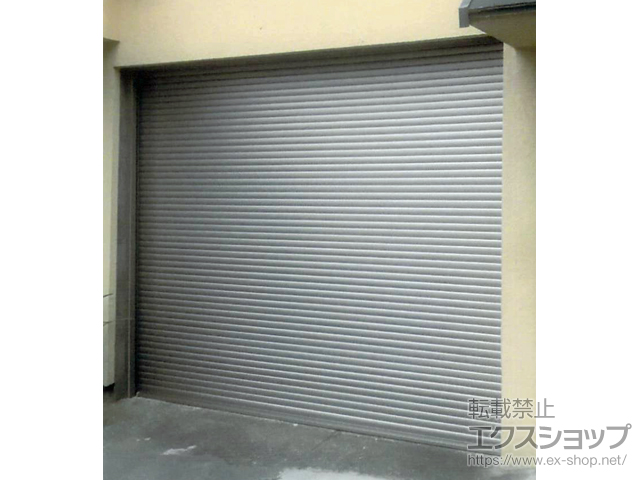 奈良県奈良市のLIXIL リクシル（トステム）のガレージシャッター ガレージシャッタークワトロ 電動式 内部付タイプ※外部停電時開閉機構 施工例