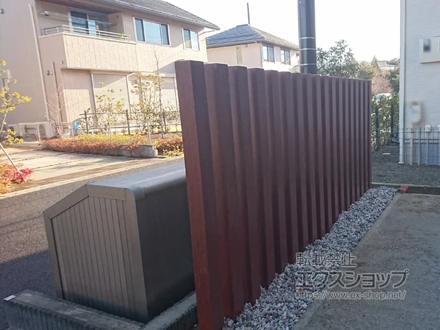 茨城県つくば市のLIXIL(リクシル)のフェンス・柵・塀 デザイナーズパーツ 枕木材 100×100 マテリアルカラー 施工例