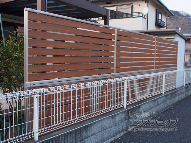 栃木県佐野市ののフェンス・柵 ルシアスフェンスF04型 横板 木目カラー 2段支柱 自立建て用（パネル2段） 施工例