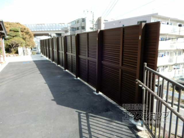 神奈川県横浜市ののフェンス・柵 ミエーネフェンス 目隠しルーバータイプ 2段支柱 自立建て用（パネル2段） 施工例