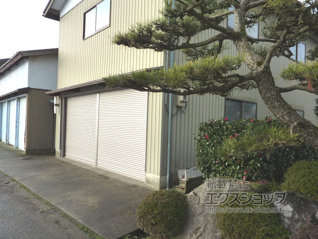 福井県吉田郡永平寺町のLIXIL リクシル（トステム）のガレージシャッター ガレージシャッタークワトロ 電動式 内部付タイプ 外部停電時開閉機構 *連窓仕様 施工例