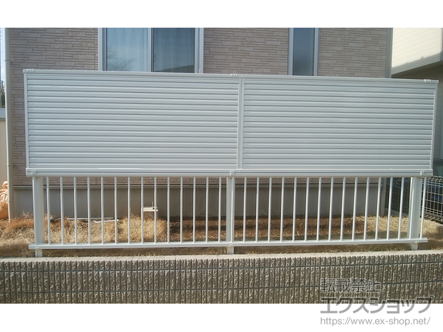 東京都八王子市ののフェンス・柵 ミエーネフェンス 目隠しルーバータイプ 2段支柱 自立建て用 施工例