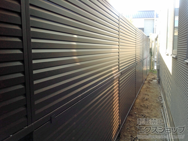 愛知県名古屋市ののフェンス・柵 ミエーネフェンス 目隠しルーバータイプ 2段支柱 自立建て用（パネル2段/一部1段） 施工例