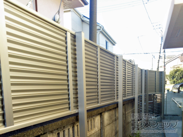 東京都三鷹市ののフェンス・柵 ミエーネフェンス 目隠しルーバータイプ 2段支柱 自立建て用（パネル1段）※柱別途 施工例