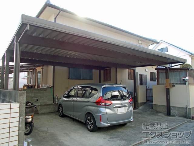 徳島県徳島市のLIXIL リクシル（トステム）のカーポート テリオスポートIII 900 3台用 角柱6本仕様 積雪〜30cm対応 *出入隅納まり 施工例