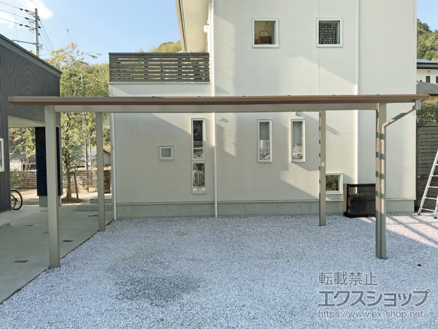 高知県須崎市ののカーポート フーゴFプラス (フラットスタイル) ワイド 木調色 積雪〜20cm対応 施工例