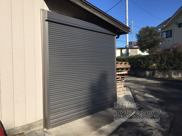 埼玉県所沢市のLIXIL リクシル（トステム）のガレージシャッター ガレージシャッタークワトロ 電動式 外部付タイプ※外部停電時開閉機構 施工例