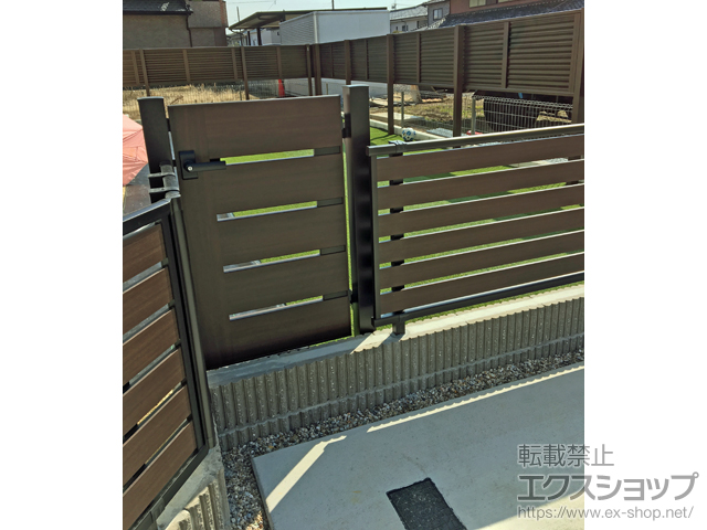 愛知県江南市のの門扉 ルシアス門扉BW02型 横スリット(木調框) 片開き 複合カラー 門柱使用 施工例