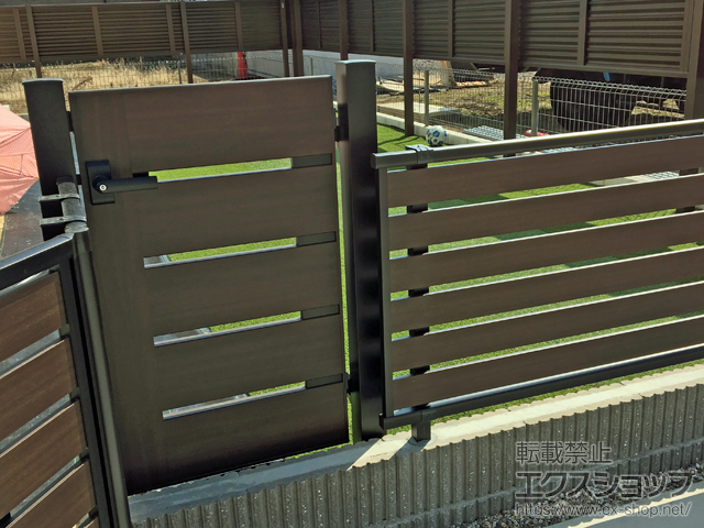 愛知県江南市ののフェンス・柵 ミエーネフェンス 目隠しルーバータイプ 2段支柱 自立建て用（パネル1段） 施工例