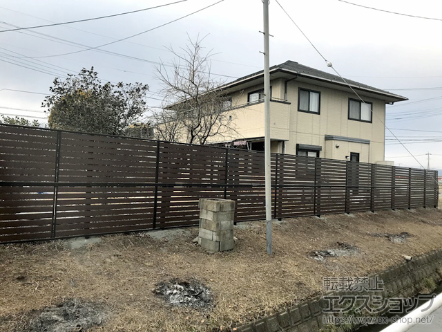 山梨県中央市ののフェンス・柵 モクアルフェンス 横板タイプ 2段支柱 自立建て用（パネル2段） 施工例